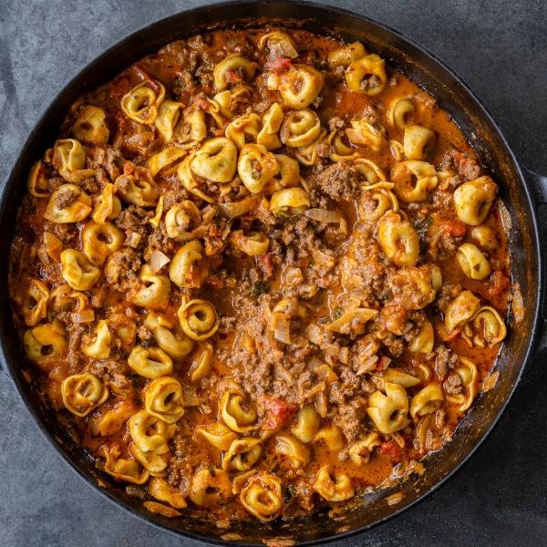 tortellini mélangés à la sauce à la viande