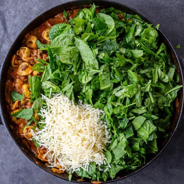 épinards ajoutés à la sauce crémeuse à la viande