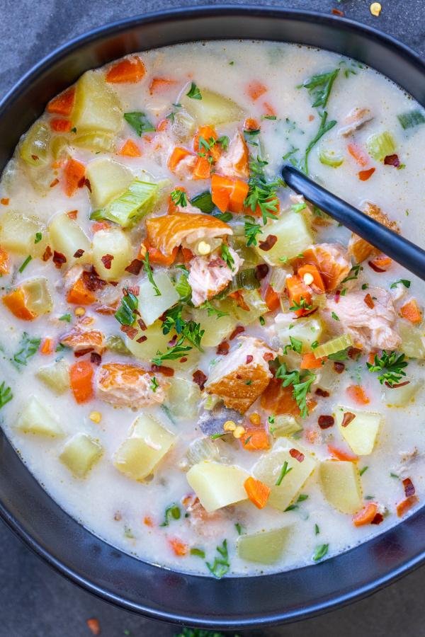 Chowder au saumon dans un bol