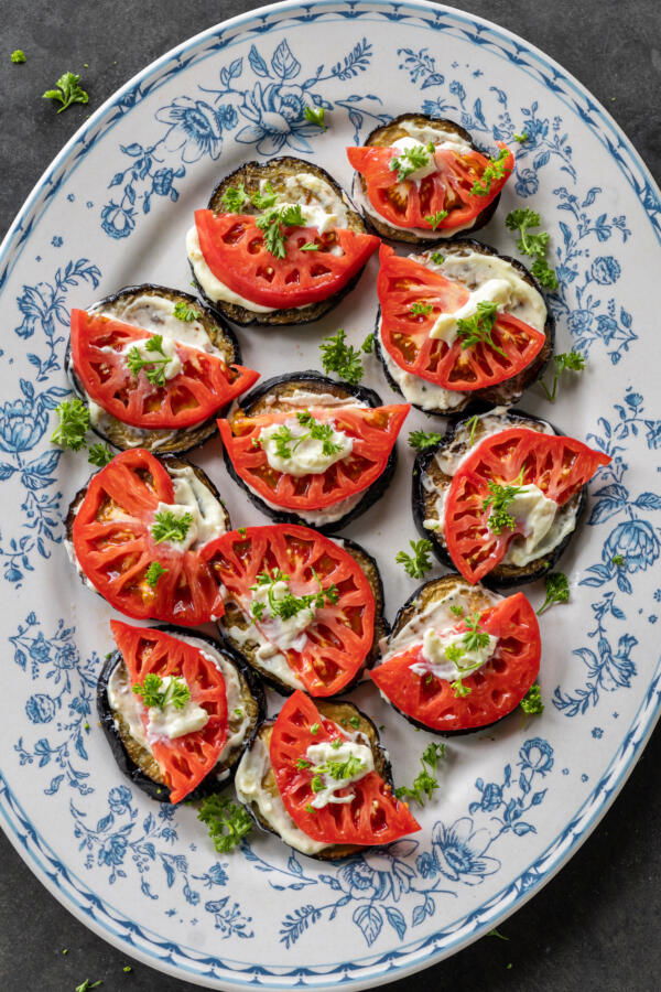 Entrée d'aubergines avec tomates et herbes.