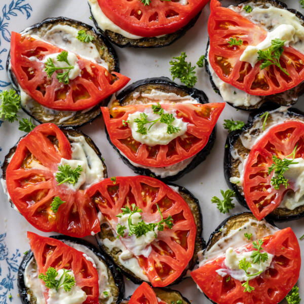 Entrée d'aubergines avec tomates et herbes