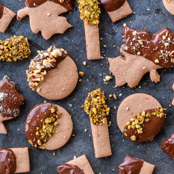 Biscuits d'automne au sucre avec du chocolat