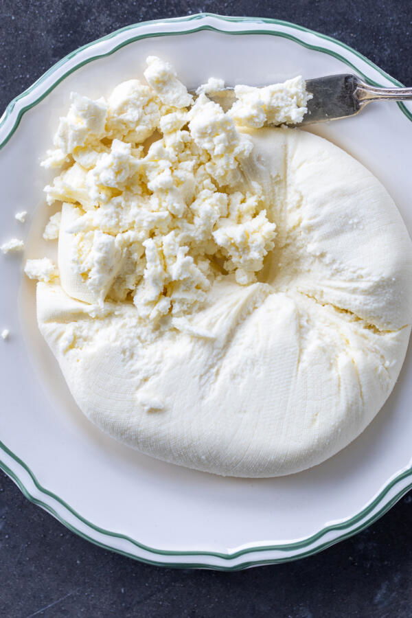 Fromage de ferme dressé.