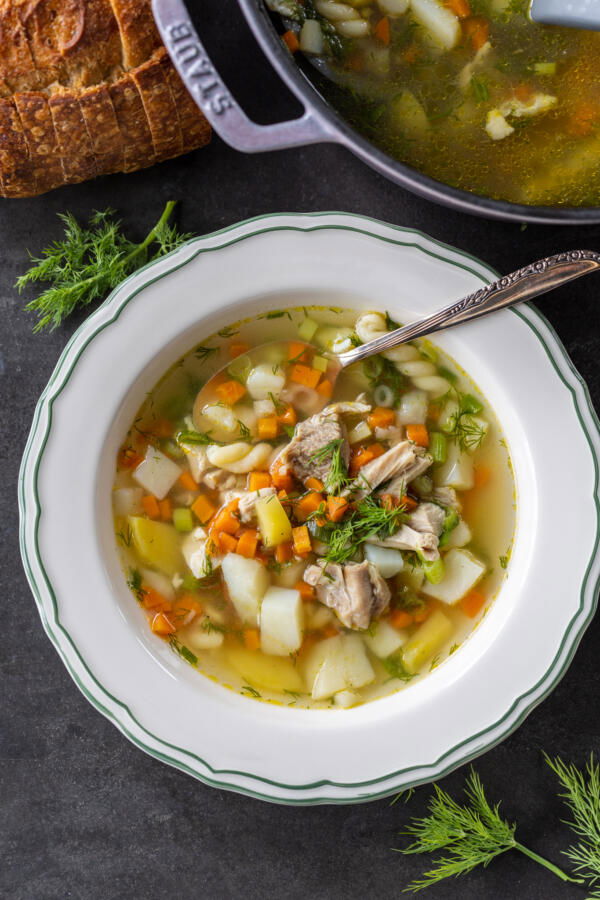 Un bol de soupe aux nouilles et poulet aux herbes.