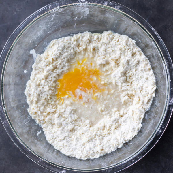 Oeufs et eau ajoutés à la farine avec le beurre.