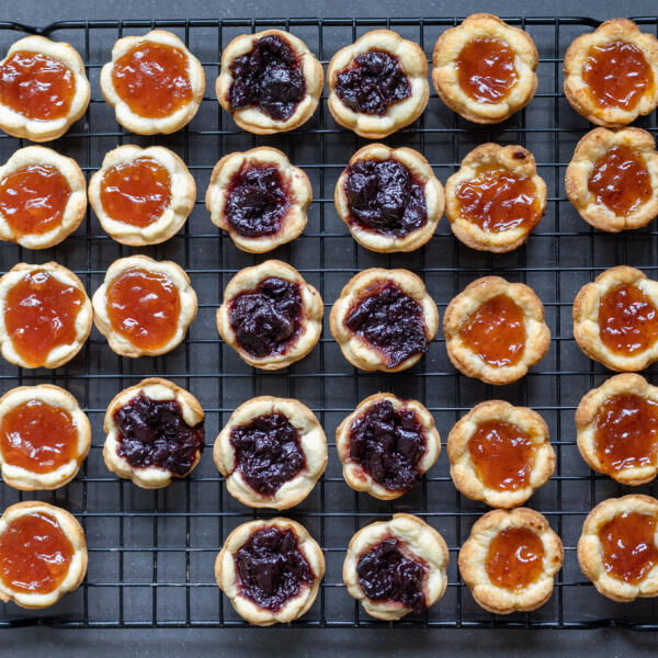 Tartes à la confiture sur une grille de refroidissement.