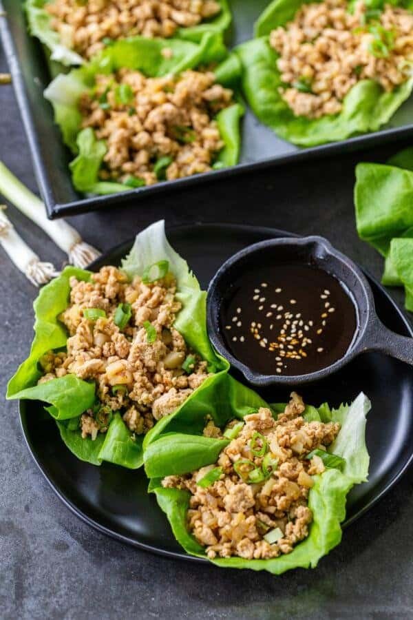 Rouleaux de printemps au poulet sur une assiette avec sauce