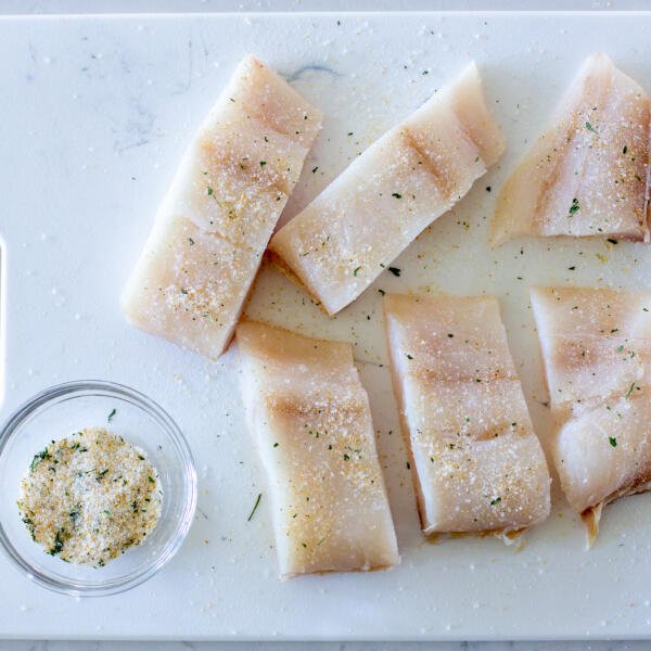 halibut assaisonné sur une planche à découper