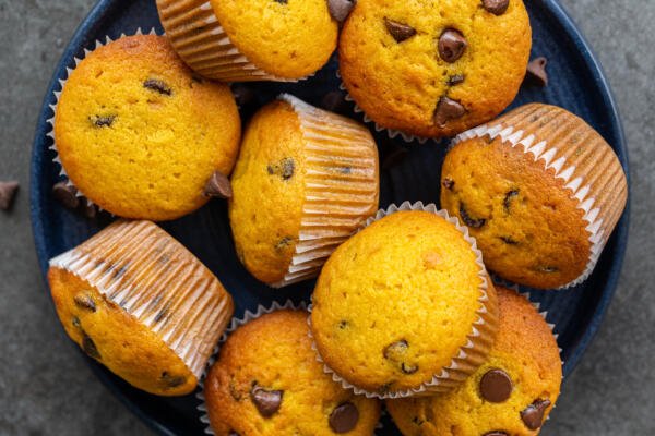 Des muffins à la citrouille sur une assiette