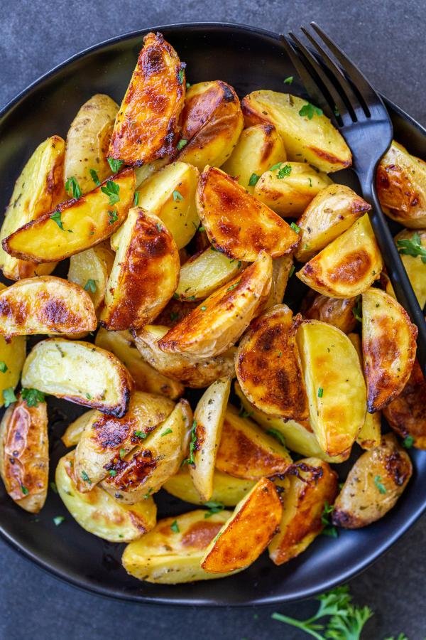 Pommes de terre rôties au ranch sur une assiette