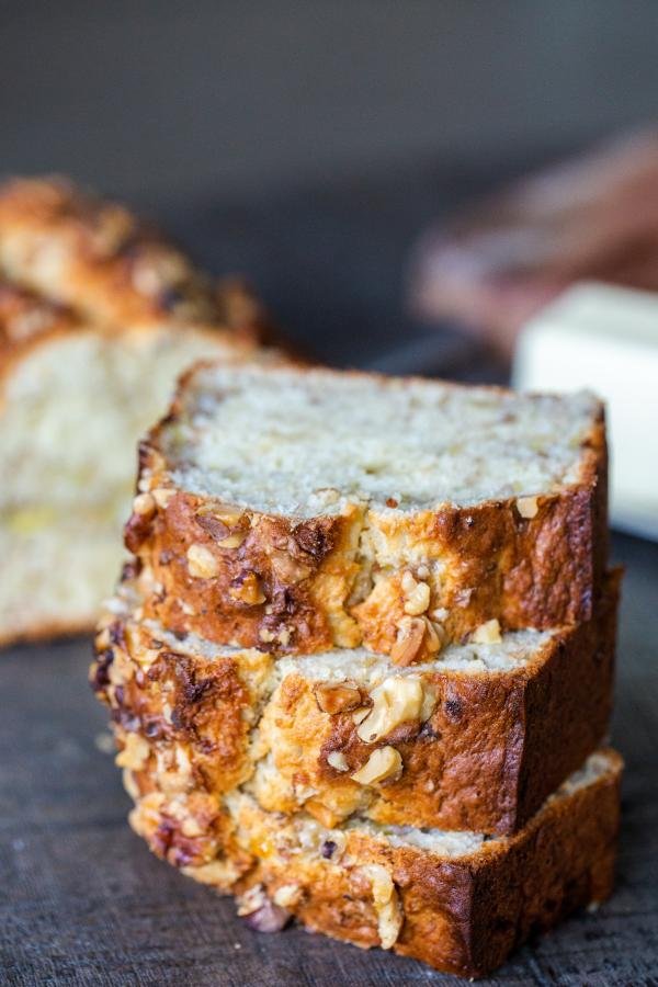Pain aux bananes sur le comptoir