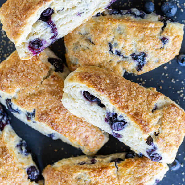 Scones cuits sur un plateau de service.