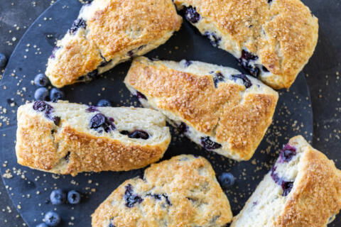 Scones cuits aux myrtilles.