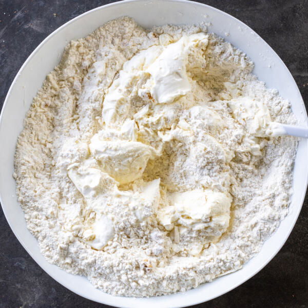 Crème sure ajoutée au bol avec les ingrédients restants.