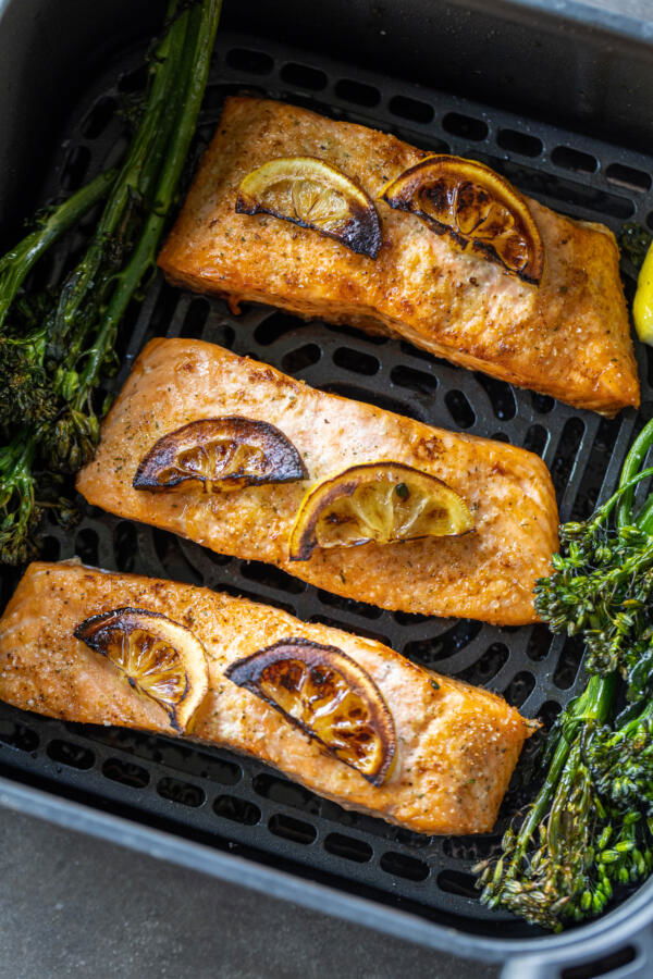 Saumon à la peau cuit dans un panier d'air fryer.