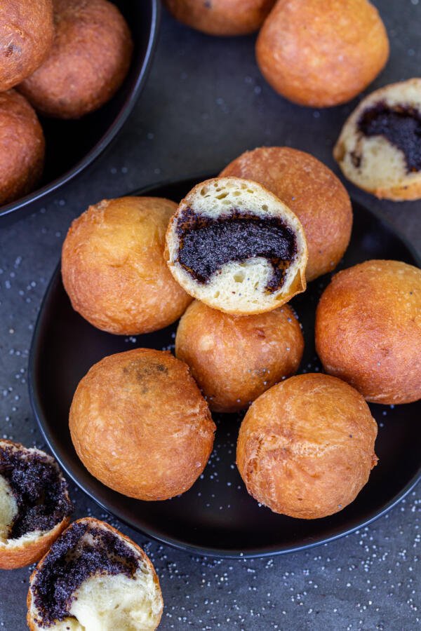 Des piroškis sucrés coupés sur une assiette