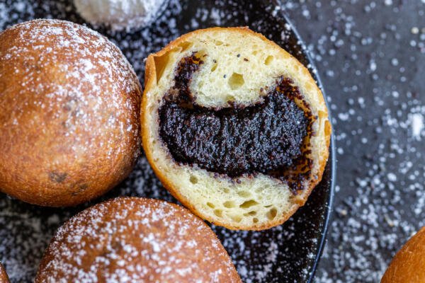 Piroškis sucrés coupés avec des graines de pavot