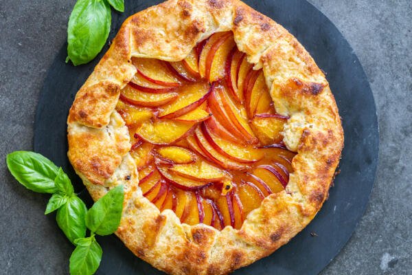 Galette aux pêches sur un plateau