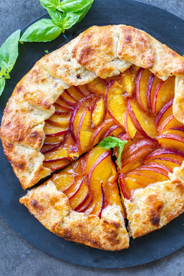 Galette aux pêches sur un plateau de service