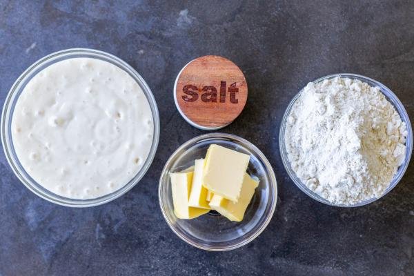 Ingrédients pour les craquelins au levain.