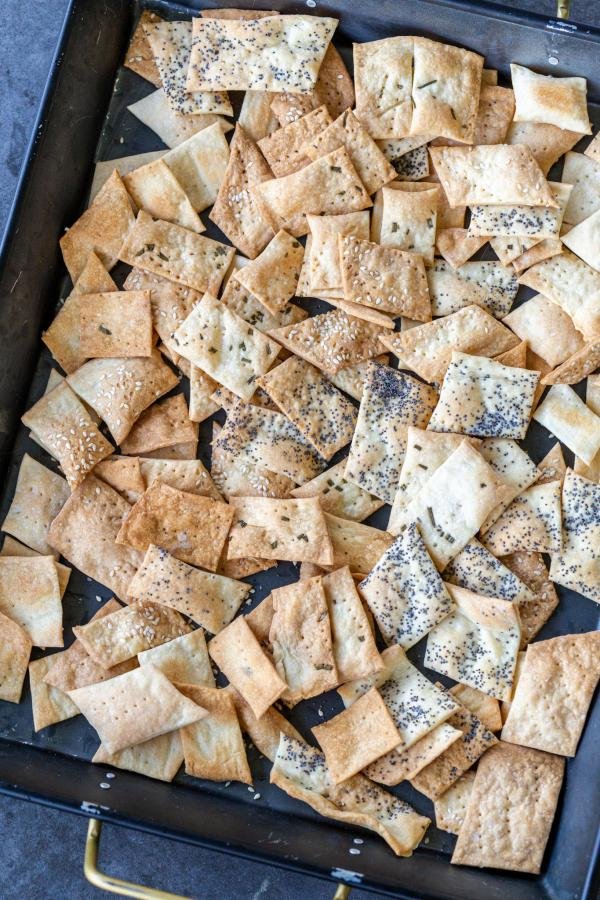 Assortiment de craquelins au levain sur un plateau.