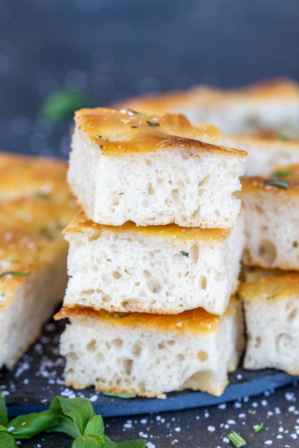 Morceaux de focaccia empilés les uns sur les autres.