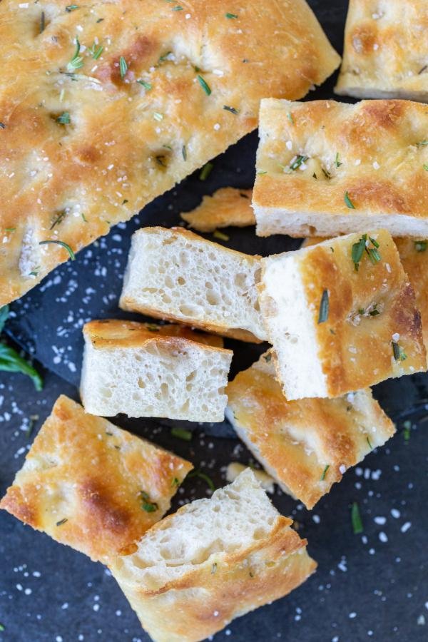 Tranches de focaccia avec du sel et d'autres herbes.