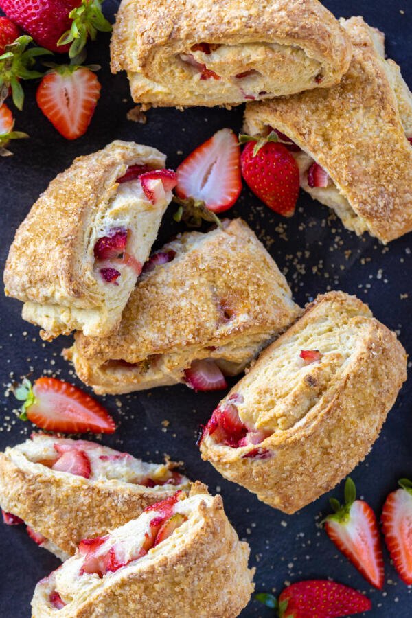 Scones aux fraises sur un plateau de service avec des baies.
